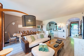 Family House, 2 Bedrooms, Fireplace (HomeSweetHome Garden&LakeView) | Living area | Smart TV, stereo