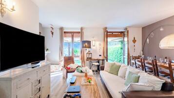 Casa familiare, 2 camere da letto, caminetto (HomeSweetHome Lake-View Villetta a) | Area soggiorno | Smart TV, impianto stereo