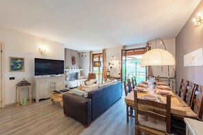 Smart TV 21-inch có truyền hình cáp, lò sưởi, máy chơi game 