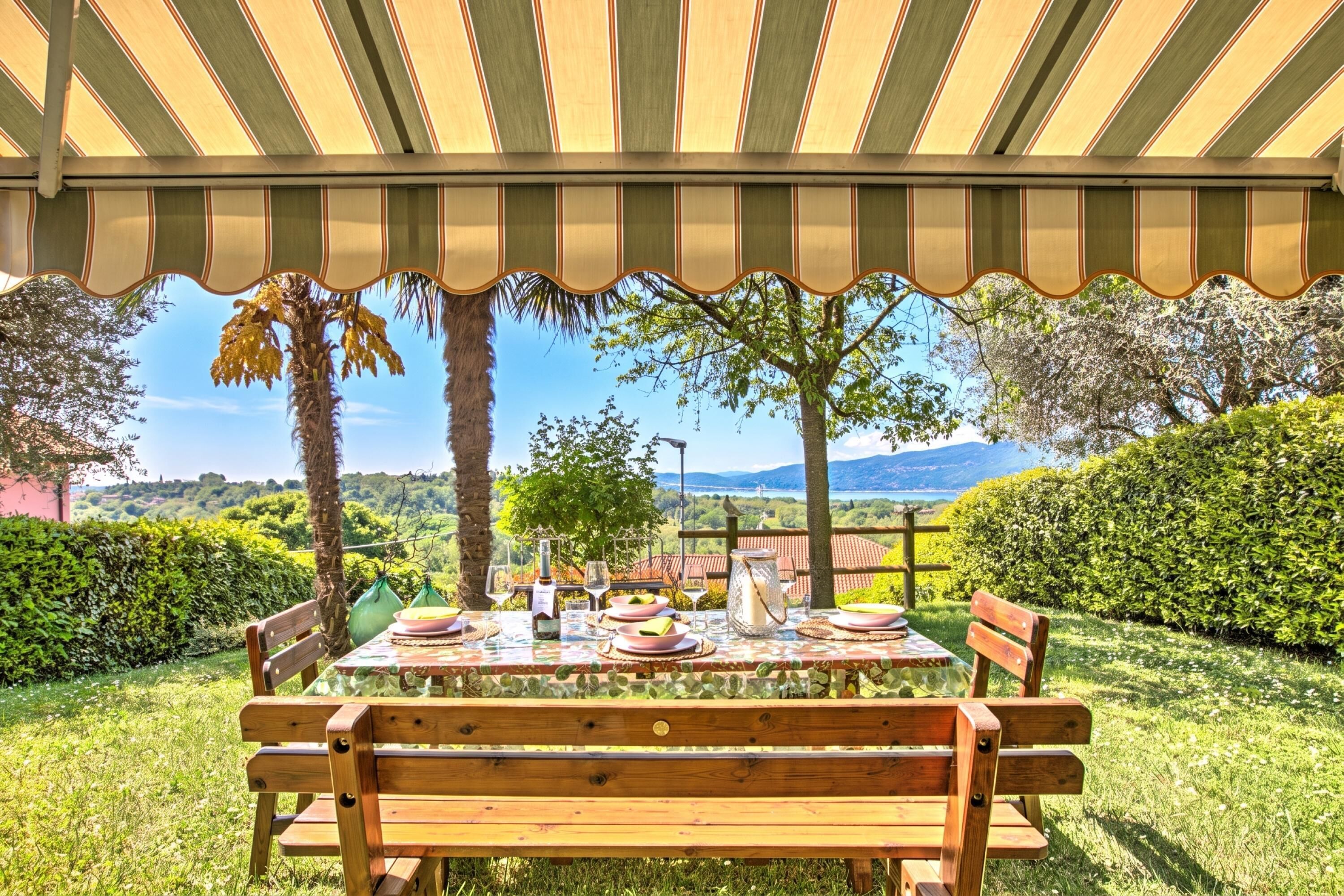 บ้านพักสำหรับครอบครัว, 2 ห้องนอน, เตาผิง (HomeSweetHome Lake-View Villetta a) | รับประทานอาหารกลางแจ้ง