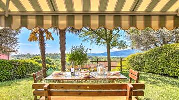 Casa familiare, 2 camere da letto, caminetto (HomeSweetHome Lake-View Villetta a) | Ristorazione all'aperto