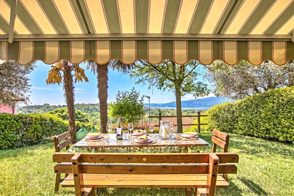 Family House, 2 Bedrooms, Fireplace (HomeSweetHome Lake-View Villetta a) | Outdoor dining - Homesweethome Lake-view Villetta a Schiera With Garden (Besozzo)