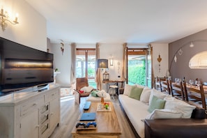 Family House, 2 Bedrooms, Fireplace (HomeSweetHome Garden&LakeView) | Living area | 21-inch flat-screen TV with digital channels, Smart TV, fireplace