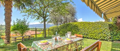 Familienhaus, Mehrere Schlafzimmer (HomeSweetHome Garden&LakeView) | Speisen im Freien