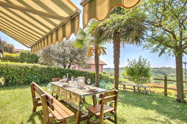 Family House, 2 Bedrooms, Fireplace (HomeSweetHome Garden&LakeView) | Outdoor dining