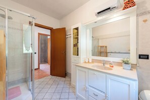 Casa família, vários quartos (HomeSweetHome Garden&LakeView) | Banheiro | Chuveiro, secador de cabelo, bidê, toalhas de banho