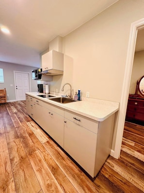 Fridge, microwave, stovetop, coffee/tea maker - Cottage 22: The Boathouse - Waterfront Lodging in Downtown Tavares, FL (tavares)