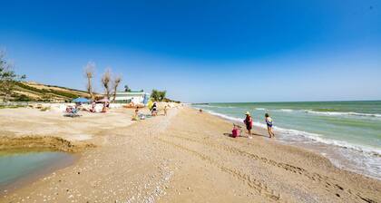 Seaside apartment with large garden