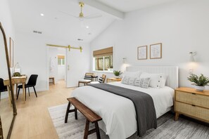 2 makuuhuonetta, työpöytä, silitysrauta/-lauta, vauvan matkasänky