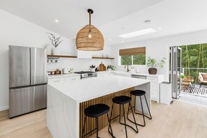 Jääkaappi, mikroaaltouuni, uuni, liesi