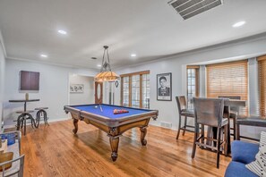 Game room - Cheerful 3-bedroom with a Pool (Dallas)
