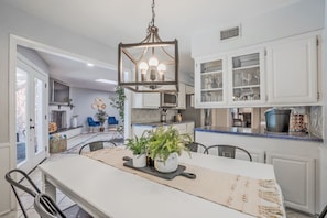 Dining - Cheerful 3-bedroom with a Pool (Dallas)