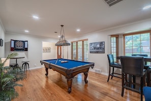 Game room - Cheerful 3-bedroom with a Pool (Dallas)