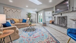 Un salon avec un canapé, une table basse et un tapis à motifs.