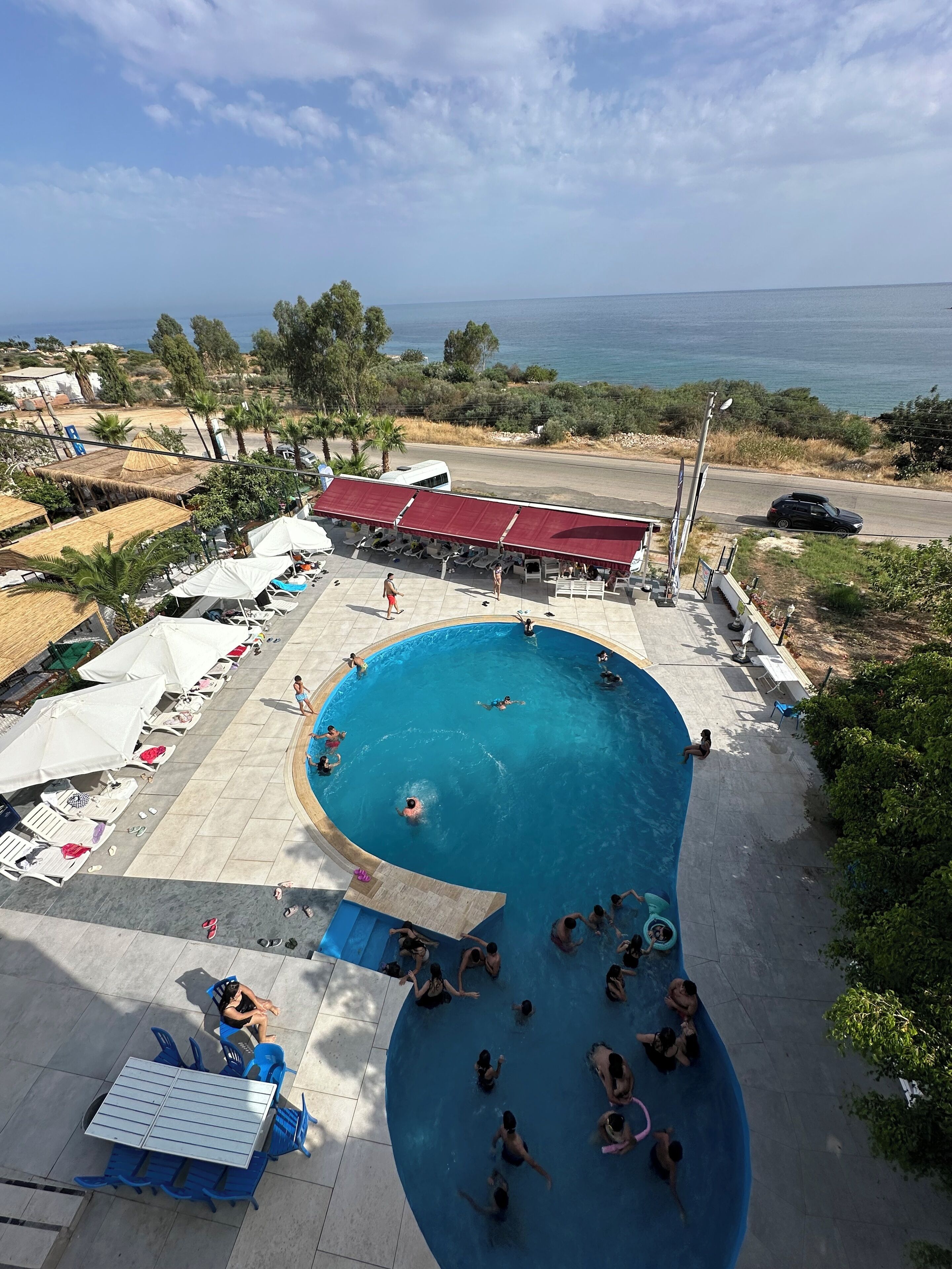 Außenpool (je nach Saison geöffnet), Sonnenschirme, Liegestühle