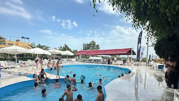 Een seizoensgebonden buitenzwembad, parasols voor strand/zwembad