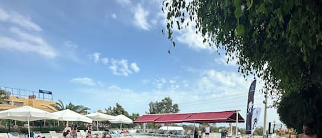 Alberca al aire libre por temporada y sombrillas en la alberca