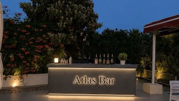Swim-up bar
