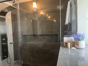 Douche, sèche-cheveux, serviettes fournies, savon