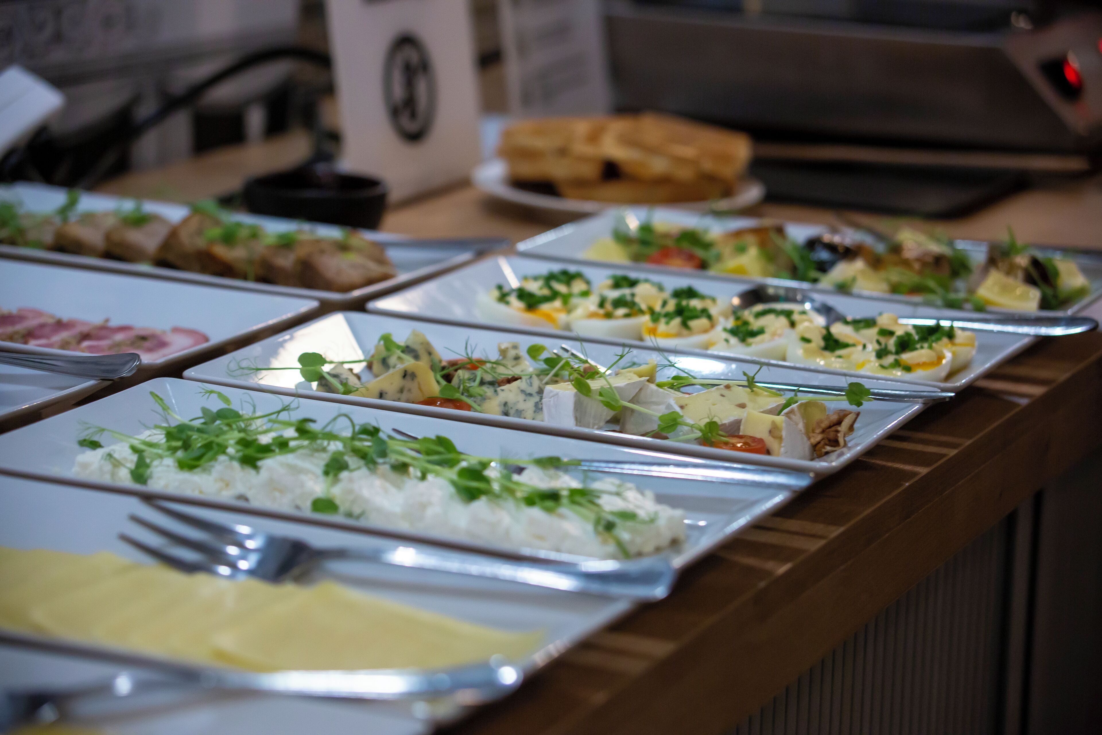 Ein Buffet mit verschiedenen Speisen, darunter Reis, Eier und Salate.