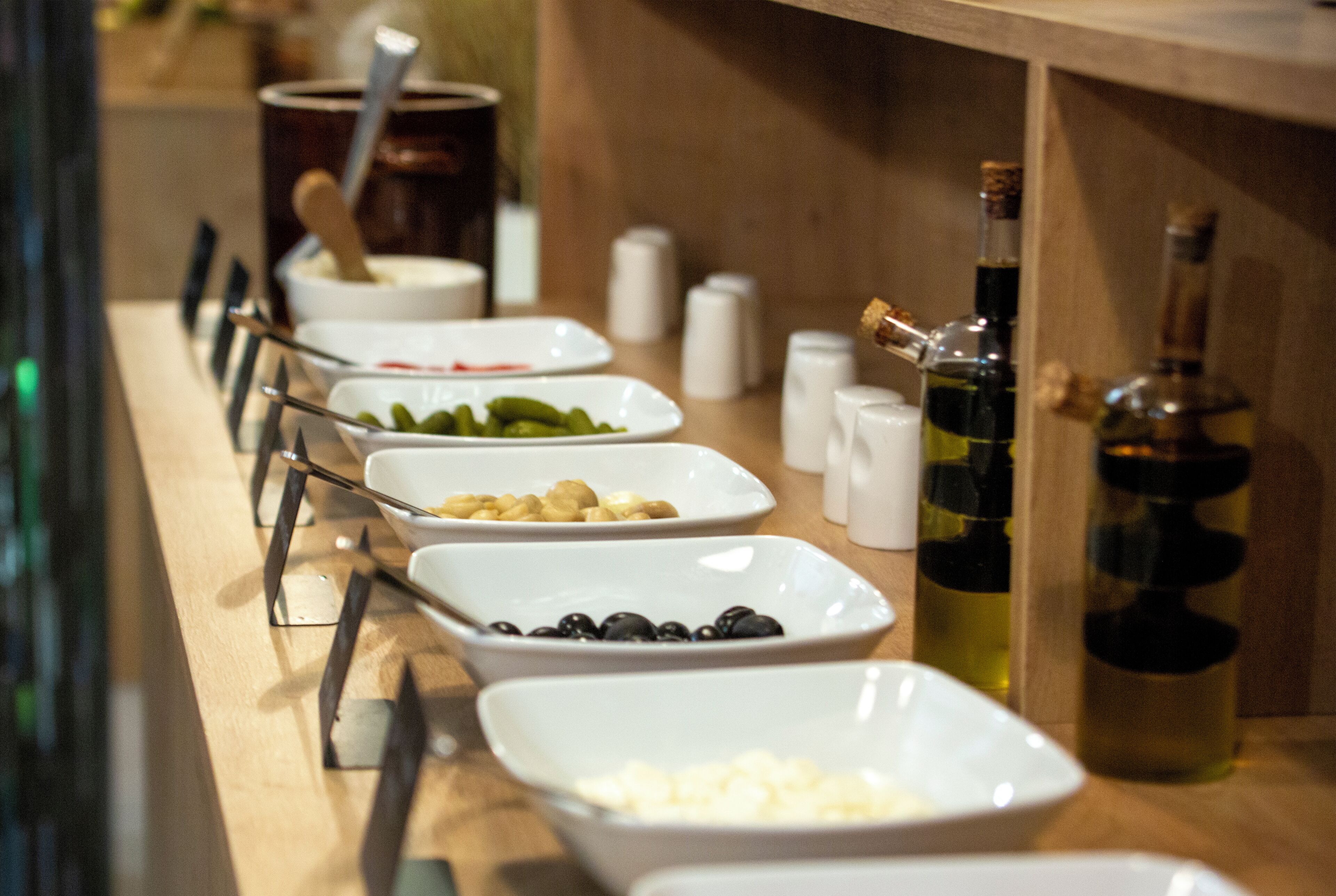 Una mesa de buffet con diversos alimentos y condimentos.