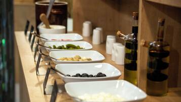 Una mesa de buffet con diversos alimentos y condimentos.