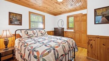 3 bedrooms, iron/ironing board, WiFi, bed sheets