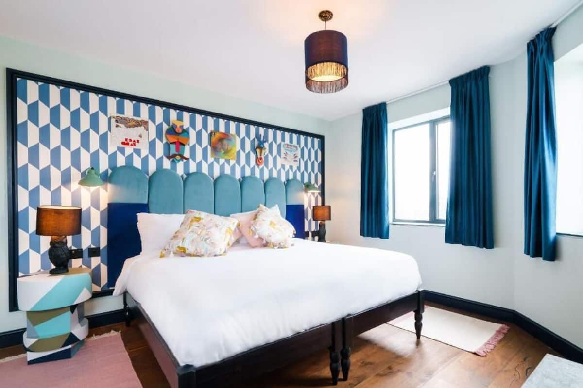 Comfort kamer, 1 twee- of 2 eenpersoonsbedden, uitzicht op stad | 1 slaapkamer, een bureau, een laptopwerkplek, gratis wifi