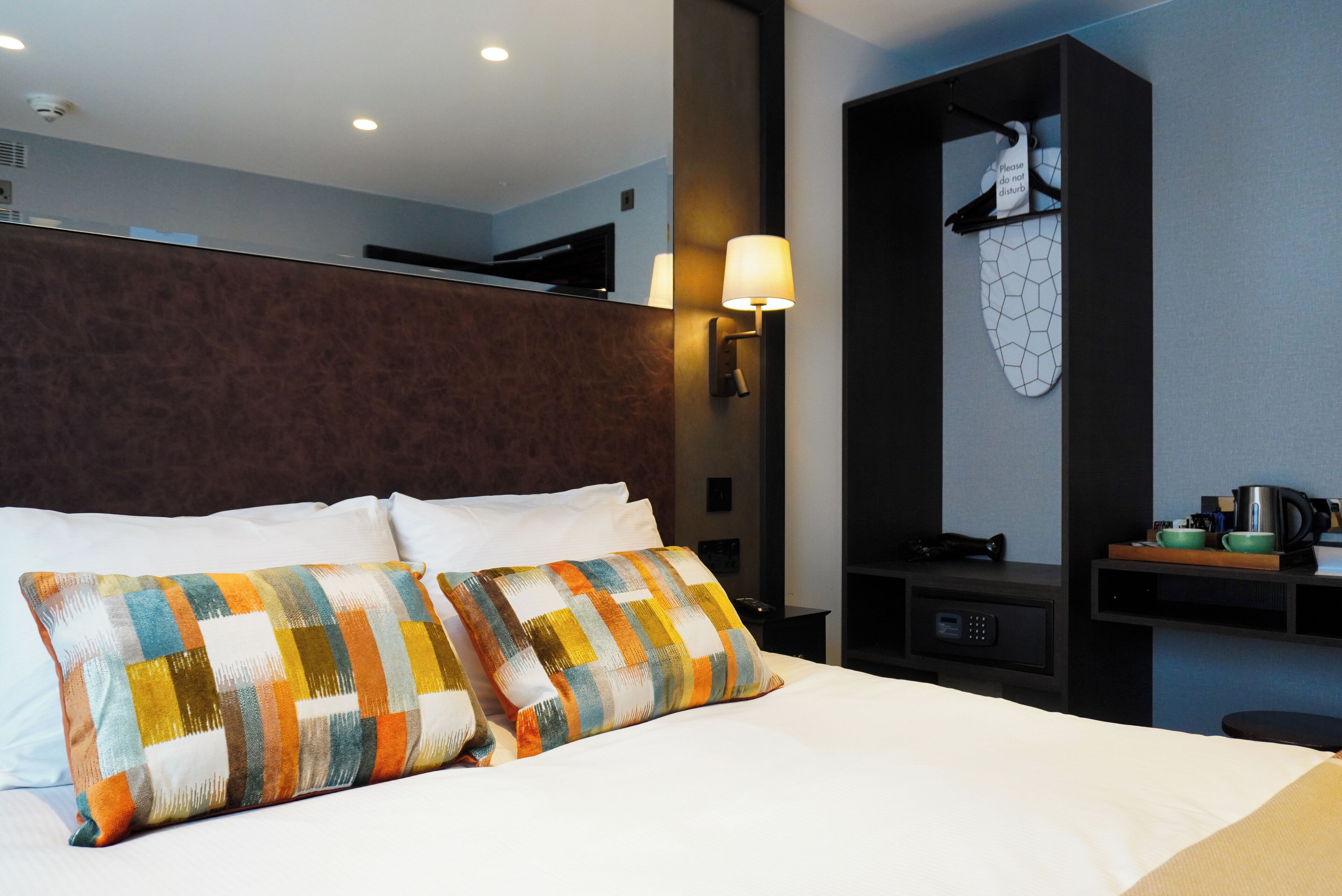 Bureau, espace de travail pour ordinateur portable, Wi-Fi gratuit