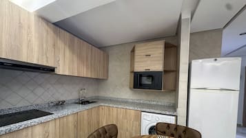Căn hộ có thiết kế đặc sắc | Bếp riêng | Tủ lạnh, lò vi sóng, bếp nấu, dụng cụ nấu nướng/bát dĩa/dao nĩa