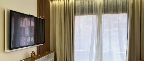 Lägenhet Design | Vardagsrum | 60-tums smart-tv med satellitkanaler, Netflix och betalfilmer