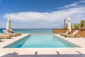 Outdoor pool, a heated pool - MariDion Beach Family House (Meso Gerakari)