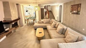 Televisie en een open haard