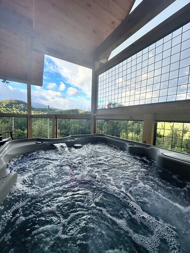 Honey Moon ! Walk to main strip ! Hot tub! Bears ! Privacy ! Mountain View’s!
