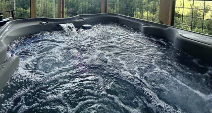 Honey Moon ! Walk to main strip ! Hot tub! Bears ! Privacy ! Mountain View’s!