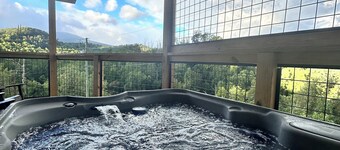 Honey Moon ! Walk to main strip ! Hot tub! Bears ! Privacy ! Mountain View’s!