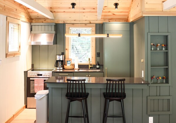 Fridge, microwave, oven, stovetop - Applewood at Loma Cottages (Egg Harbor)