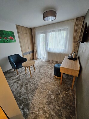 Minibar, safe på rommet, skrivebord og skrivebord for bærbar PC