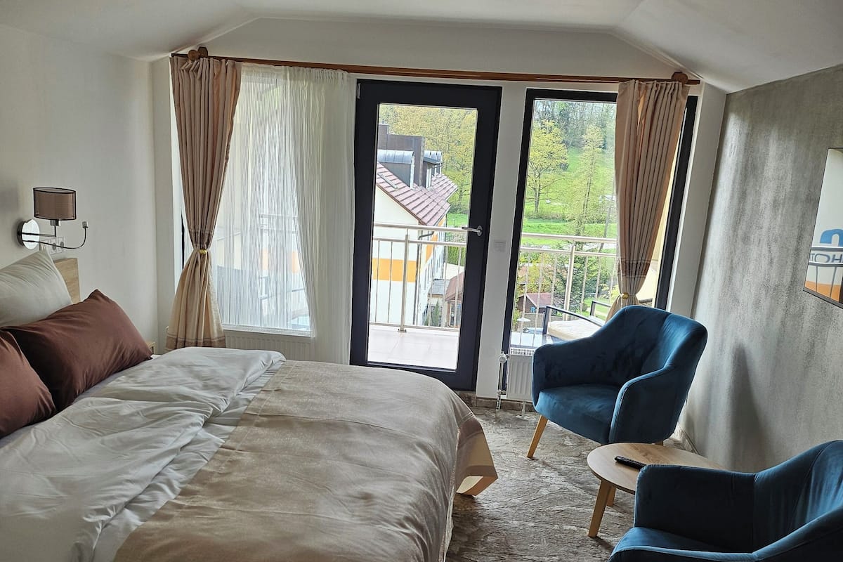 Family Quadruple Room | Bar mini, peti besi dalam bilik, meja, ruang kerja komputer riba