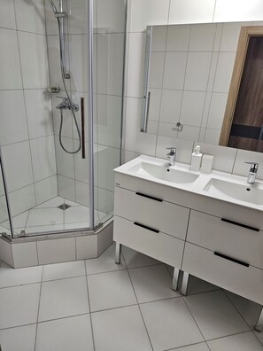 Ducha, cabezal de ducha tipo lluvia, secador de pelo, pantuflas