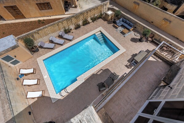 Outdoor pool - Tranquil Mansion - 3 Bed, Pool, BBQ & Gaming Room (Swieqi, Malta)