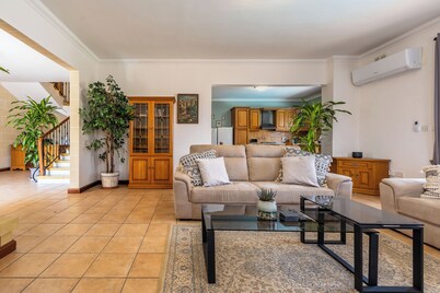 Tranquil Mansion - 3 Bed, Pool, BBQ & Gaming Room