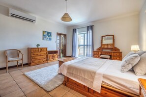 3 habitaciones, escritorio, tabla de planchar con plancha y wifi gratis 