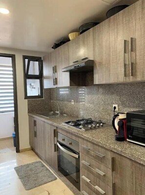 Refrigerador, microondas, horno y parrilla de estufa 