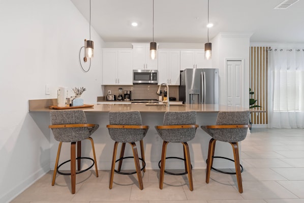 Réfrigérateur, four à micro-ondes, un four, surface de cuisson