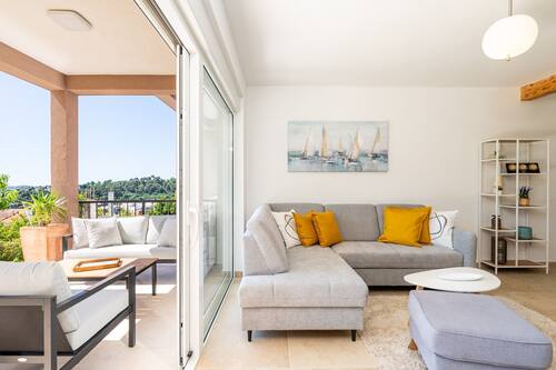 アパートメント (Apartment Bella Vista - Two Bedroom A) | リビングルーム | 32 インチの薄型テレビ (デジタル放送視聴可)
