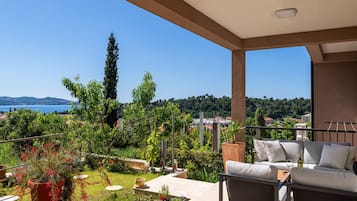 Căn hộ (Apartment Bella Vista - Two Bedroom A) | Hiên