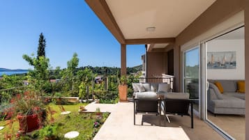 Apartment (Apartment Bella Vista - Two Bedroom A) | Terrace/patio