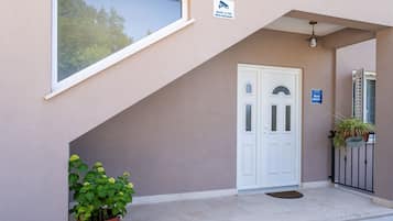 Apartment (Apartment Bella Vista - Two Bedroom A) | Property entrance