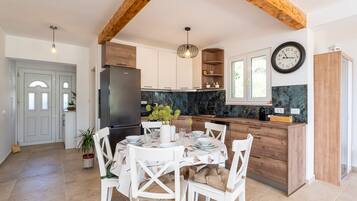 Apartment (Apartment Bella Vista - Two Bedroom A) | Dining room